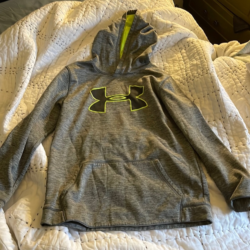 Boys xl under armour cold gear sweatshirt